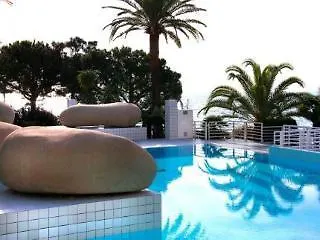 Daisy Hotel *